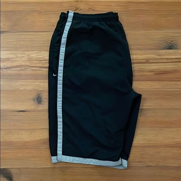Nike Vintage Black Nylon Athletic Shorts Mens Size Extra Large White Stripe - Picture 3 of 14